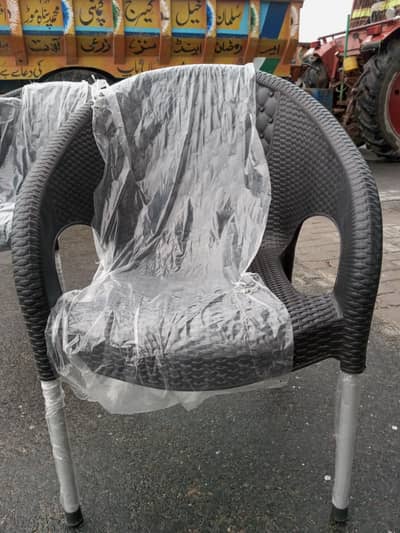 Kursi table Diamond chair aur live plastic company