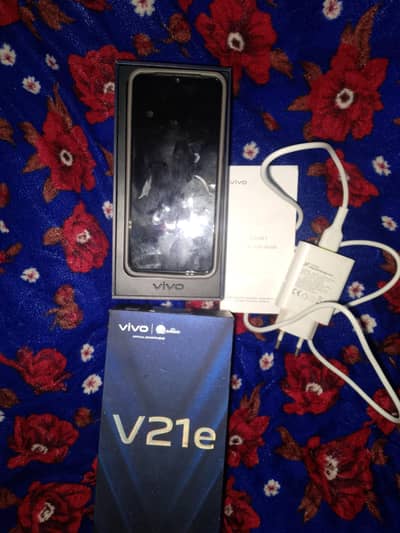 vivo v21e for sell  box and original charger 33w