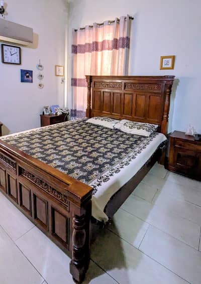 Solis wooden bed set