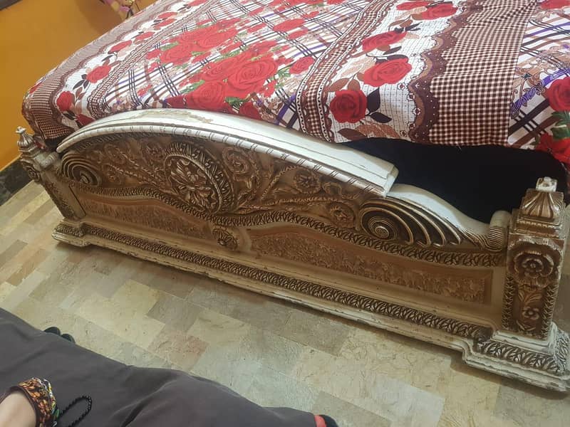 BED AND DRESSING TABLE 1