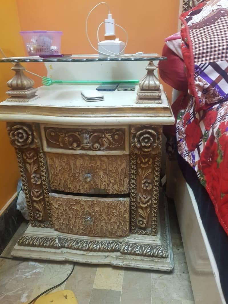 BED AND DRESSING TABLE 3