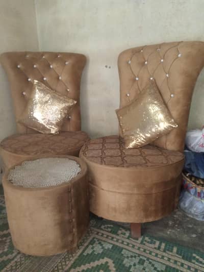 double sofa with round tebl