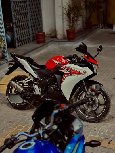 Honda cbr 150R  ( original )