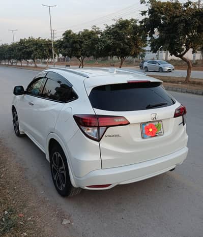 Honda Vezel Z Sencing 2015/18 Pearl White islamabad