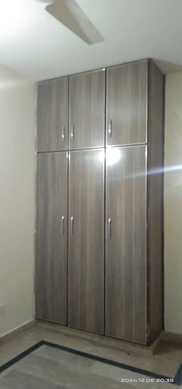 4 MARLA UPPER PORTION LIKE NEW