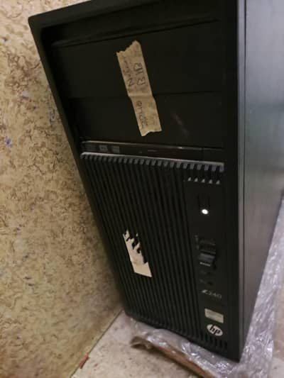 HP Z240 Tower Workstation 160 GB SSD 750 GB HDD 16 GB DDR4 Ram