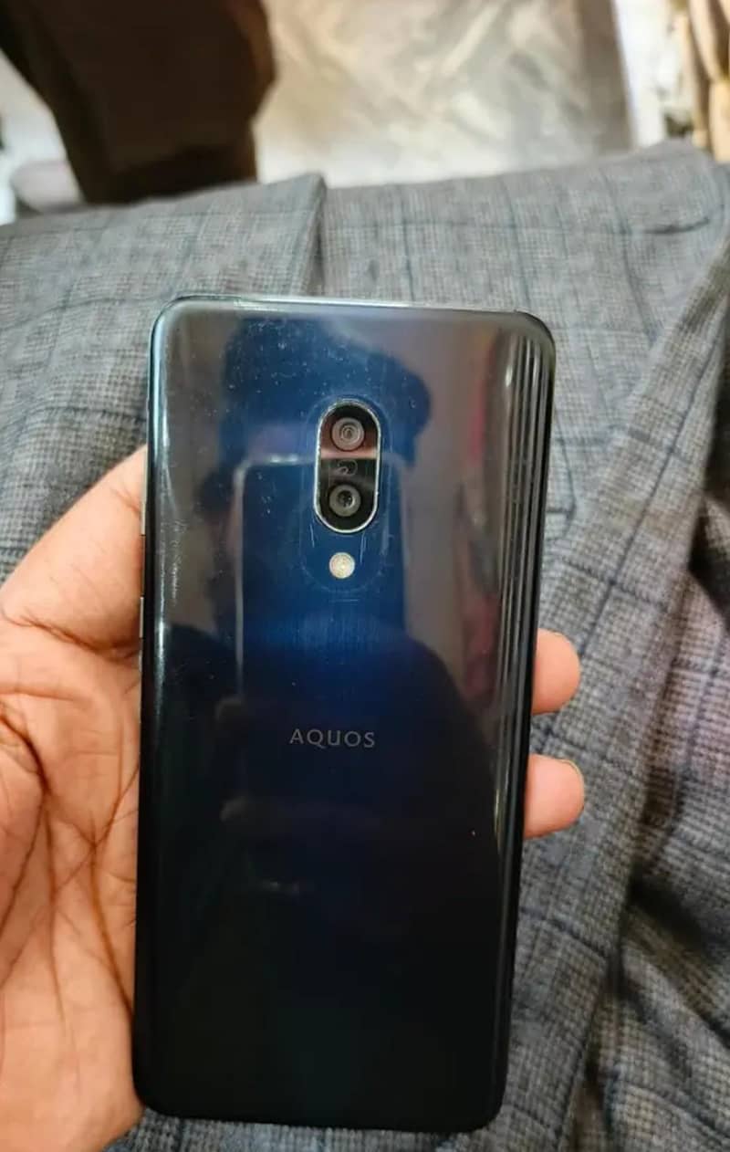 Sharp Aquos ZERO 2 1