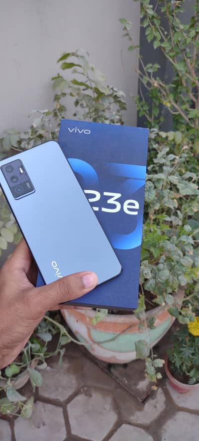VIVO V23E.   256GB.   WITH BOX AND CHARGER