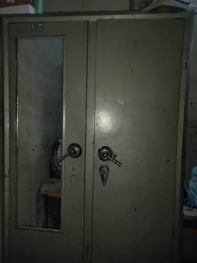 IRON ALMARI FOR SELL_ STRONG CONDITION