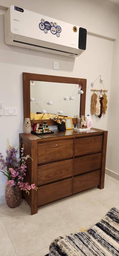 Wooden dresser with 6 drawers