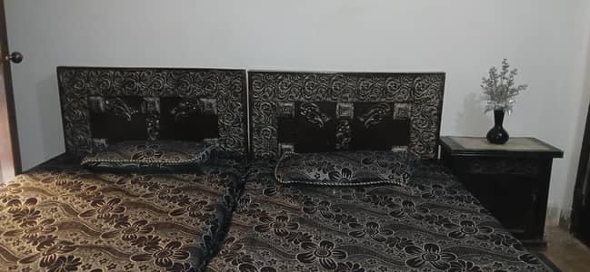 2 single beds sides table