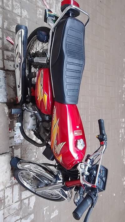 Honda 125 red July 2021