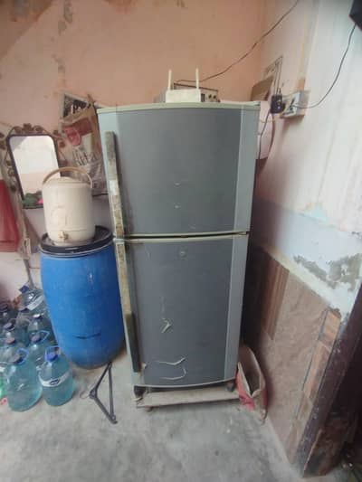 Selling Dawlance Feidge