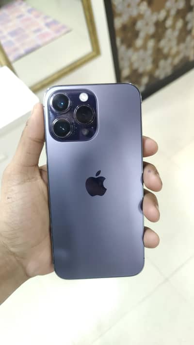 Iphone 14 pro max uper yeh protector hai