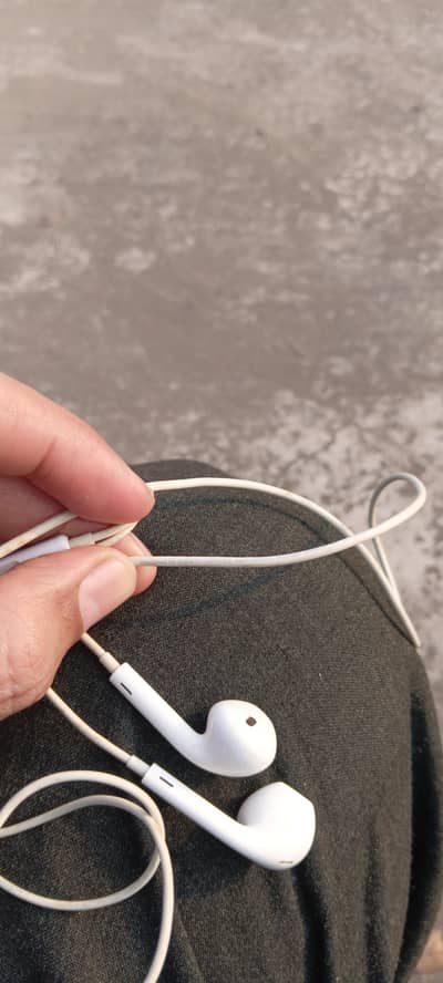 iphone original box pulled handfree and charging cable