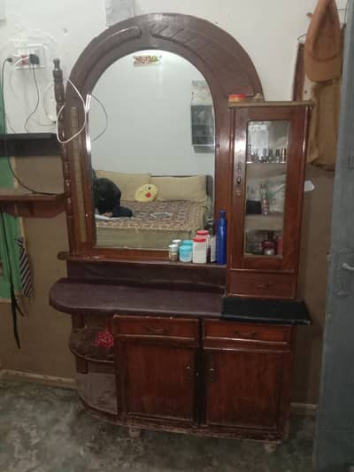 one dreesing table and one kitchen almirah argent for sell need money