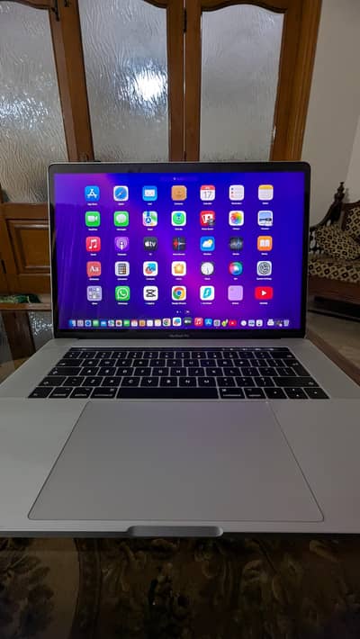 MacBook pro 2017 16-256 15 inch