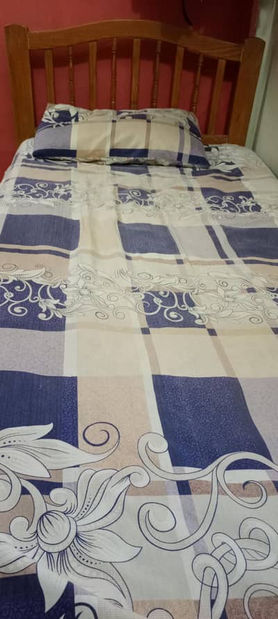 2 single beds wooden