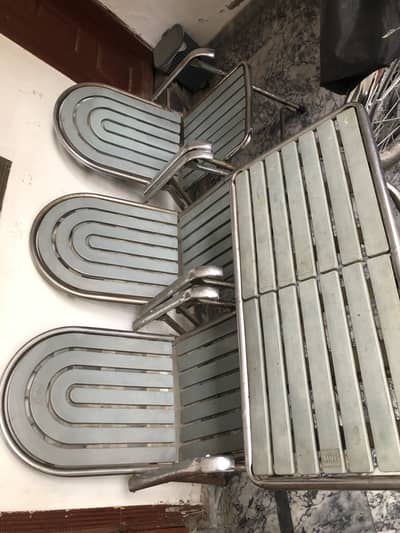 4 plastic chairs and table for sale
