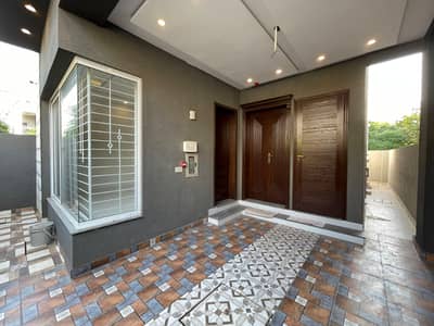 BRAND NEW 5 MARLA HOUSE FOR RENT IN PRIME LOCATION!