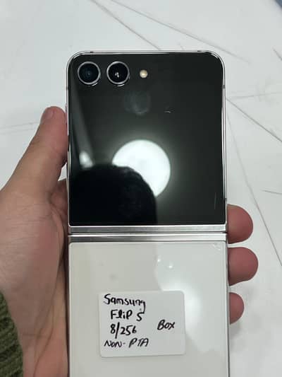 Samsung Z Flip 5 available