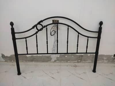 Black Metal Bed - beautiful Design, Good Condition