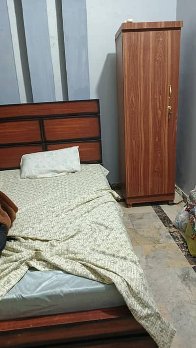 Single bed 4x6.5 & Single door almari For sell.