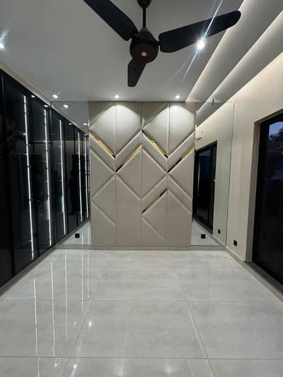 SILENT COMMERCIAL INDEPENDENT BUNGALOW AVAILABLE FOR OFFICE PROME LOCATION 60 FT ROAD GULSHAN-E-IQBAL BLOCK 7