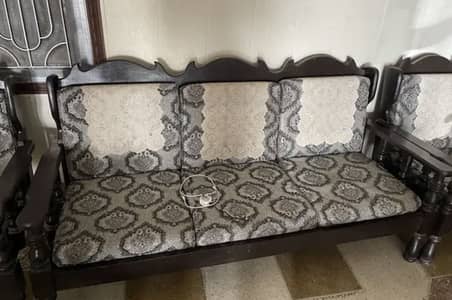 5,5 seater sofa ke 2 set hain with 2 small tables