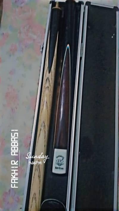 snooker cue with allimuniam box