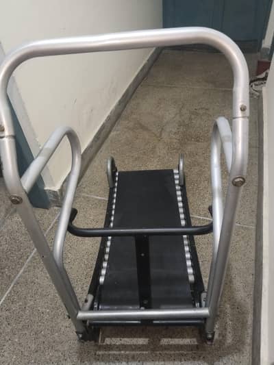 Treadmill manual compact size easy to carry.