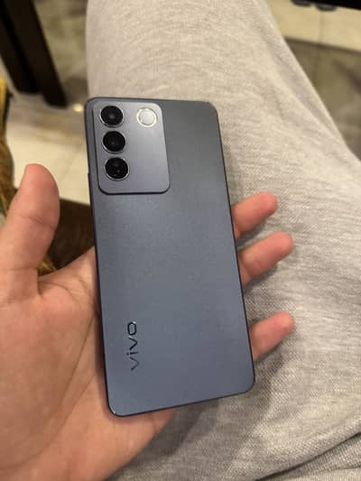 Vivo V27e 8/256 GB in Good Condition 10/9 only sides are rough