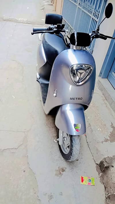 Metro M6 Empower Electric Scooty - 8 month warranty Remaining Like New