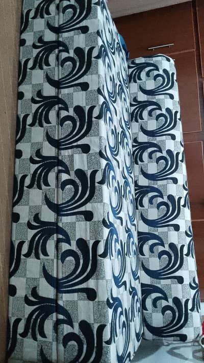 Brand New Sofa Cumbed nd 2 Ball fiber pillows