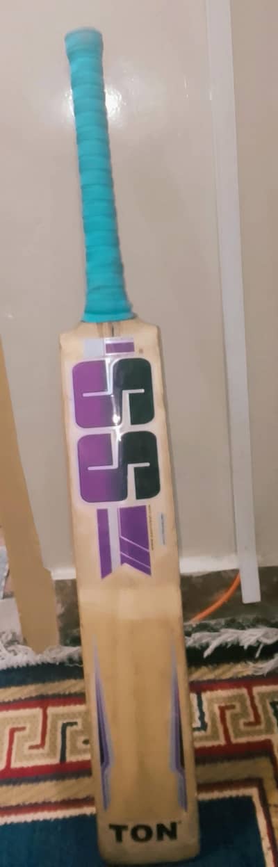 This is a cricket  kit for professional player 10/10 condition