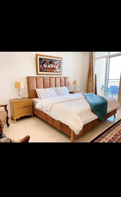 Rust/orangish tufted bed, condition 10/10, sidetables included