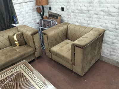 selling sofa set complete or sath Dewan table 03188600082