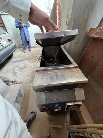 Burger & shawarma counter with deep frier