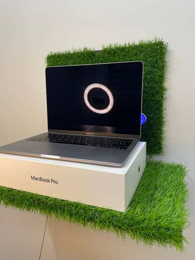 Apple MacBook pro 2019 core i5 8 gb /256 gb