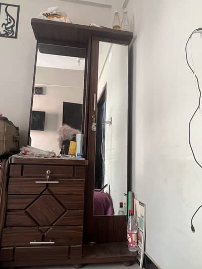 Dressing with mirror