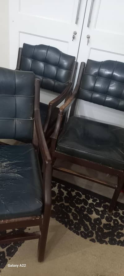 یہ کرسیاں بہت اچھی ہیں لکڑی کی ہیں چار کرسیاں