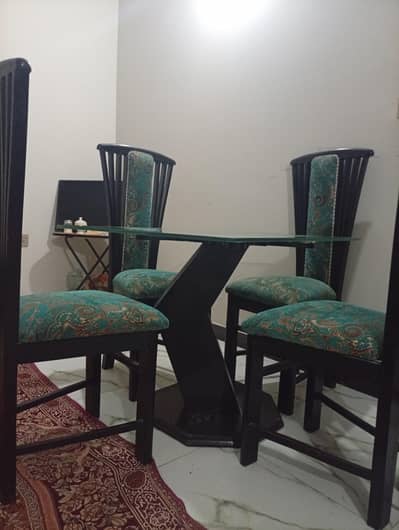 4 seater dinning table.