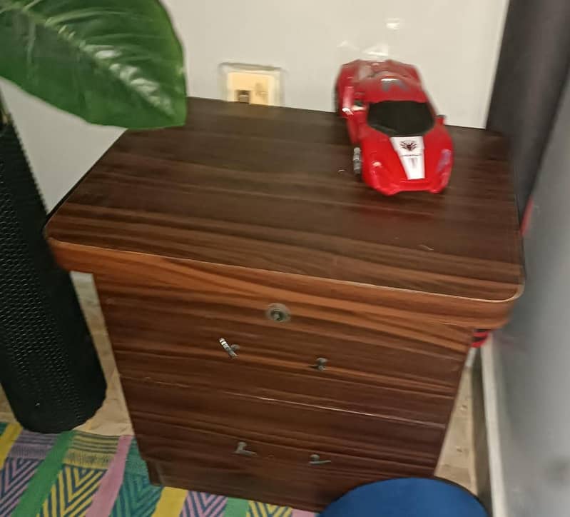full king size bed / dressing table/ side table 3