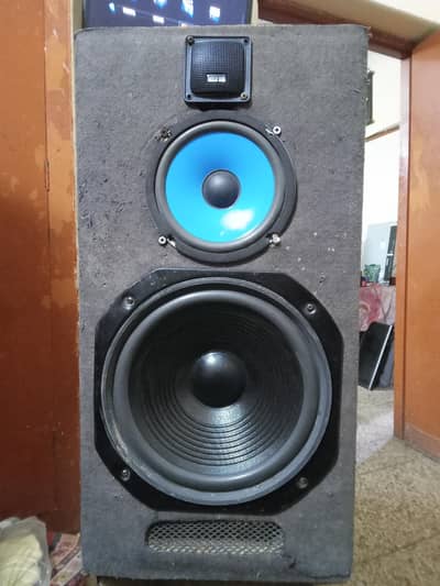 Speakers for sale in very good condition and very low cost