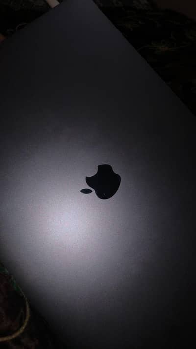 macbook pro 2019 10/10 condition 15 inches