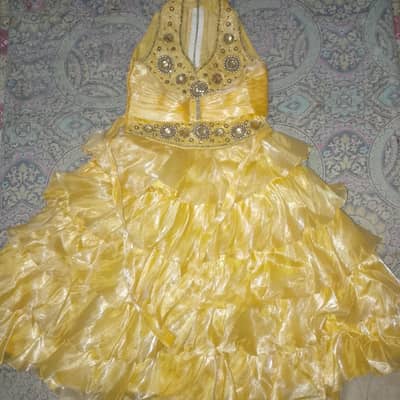 stylist golden frok with black jeans