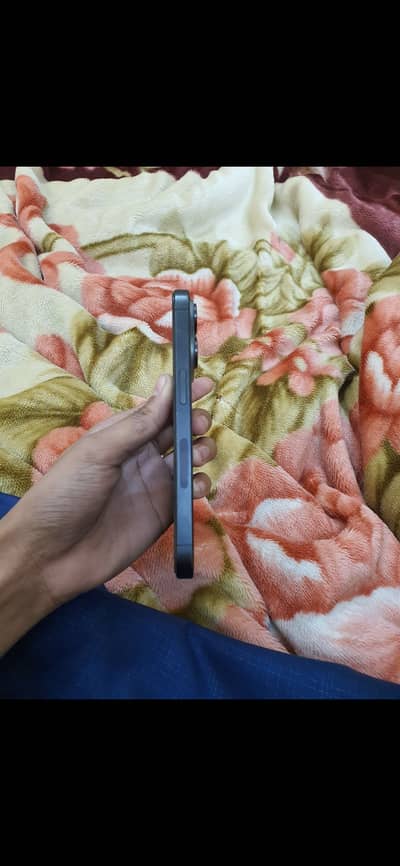 iPhone 15 pro 128 black cloure