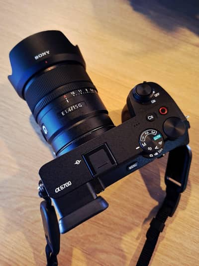 Sony A6700 with 18-50MM lens with 2 batteries 2 cards