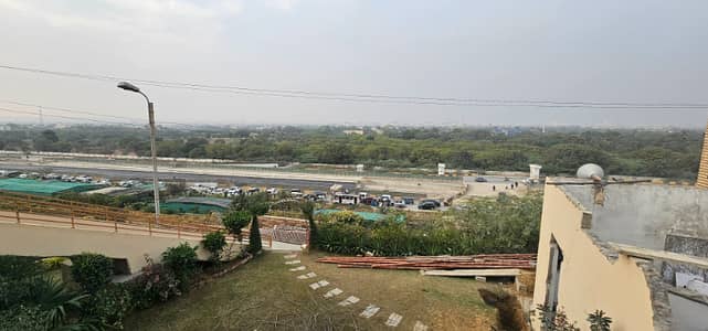 Single Belted Karachi Uni View Heightened Plot