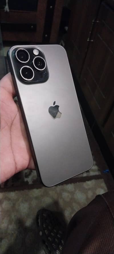 15promax factory unlock 256gb 10/10  4month sim time 86% battery